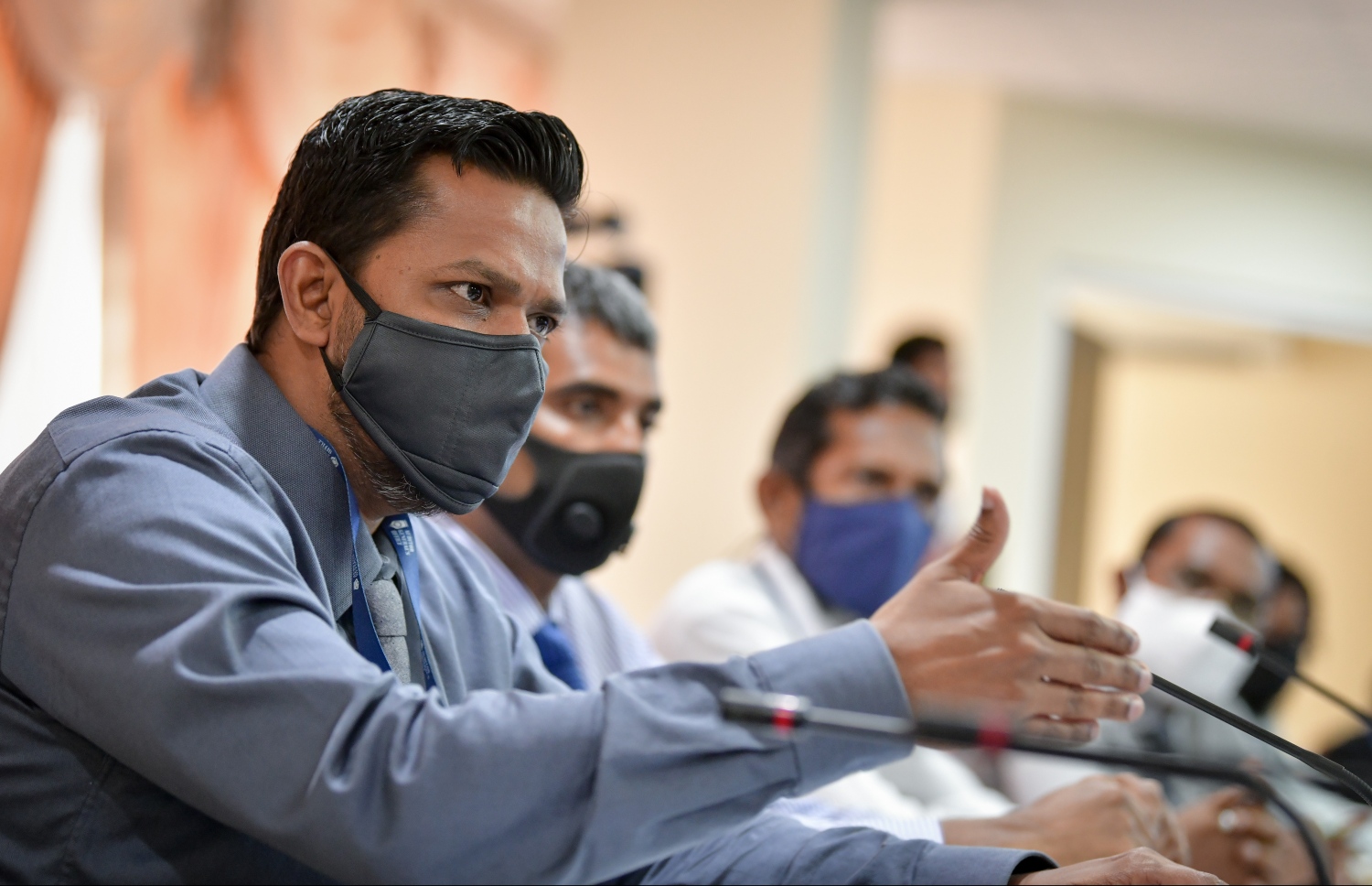 ހެލްތު މިނިސްޓްރީގެ އޮޑިޓް ރިޕީޯޓާ ގުޅޭ ގޮތުން މާލިއްޔަތު ކޮމެޓީގެ ބައްދަލުވުމުގައި އޮޑިޓަ ޖެނެރަލް ހަސަން ވާހަކަ ދައްކަވަނީ: --ފޮޓޯ: ނިޝާން އަލީ/މިހާރު