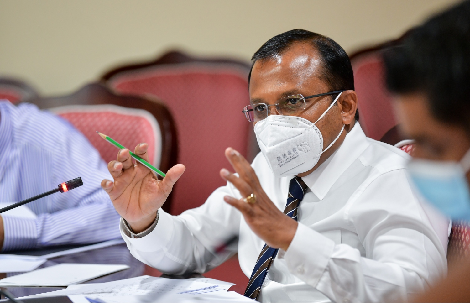 ކޮމިޓީގައި ތިމަރަފުށީ ދާއިރާގެ މެމްބަރު އަބްދުﷲ ރިޔާޒް ވާހަކަ ދައްކަވަނީ. --ފޮޓޯ: ނިޝާން އަލީ/ މިހާރު