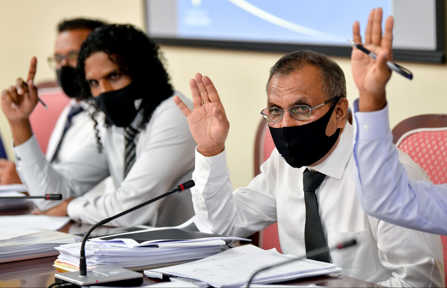 ކޮމިޓީގައި ރައްޔިތުންގެ މަޖިލީހުގެ މެމްބަރު ހަަސަން އަފީފާއި ދާންދޫ ދާއިރާގެ މެމްބަރު ޔައުގޫބް އަބްދުﷲ. --ފޮޓޯ: ނިޝާން އަލީ/މިހާރު