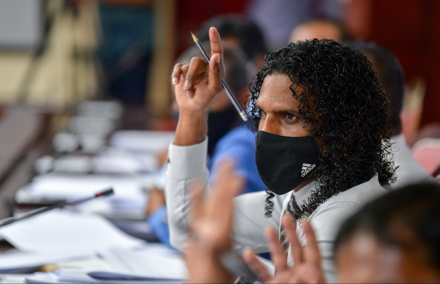 ރައްޔިތުންގެ މަޖިލީހުގެ ދާންދޫ ދާއިރާގެ އެމްޑީޕީ މެމްބަރު ޔައުގޫބް އަބްދުﷲ މަޖިލީހުގެ ކޮމިޓީ ބައްދަލުވުމެއްގައި ބައިވެރިވަޑައިގަންނަވަނީ. ފޮޓޯ: ނިޝާން އަލީ/މިހާރު