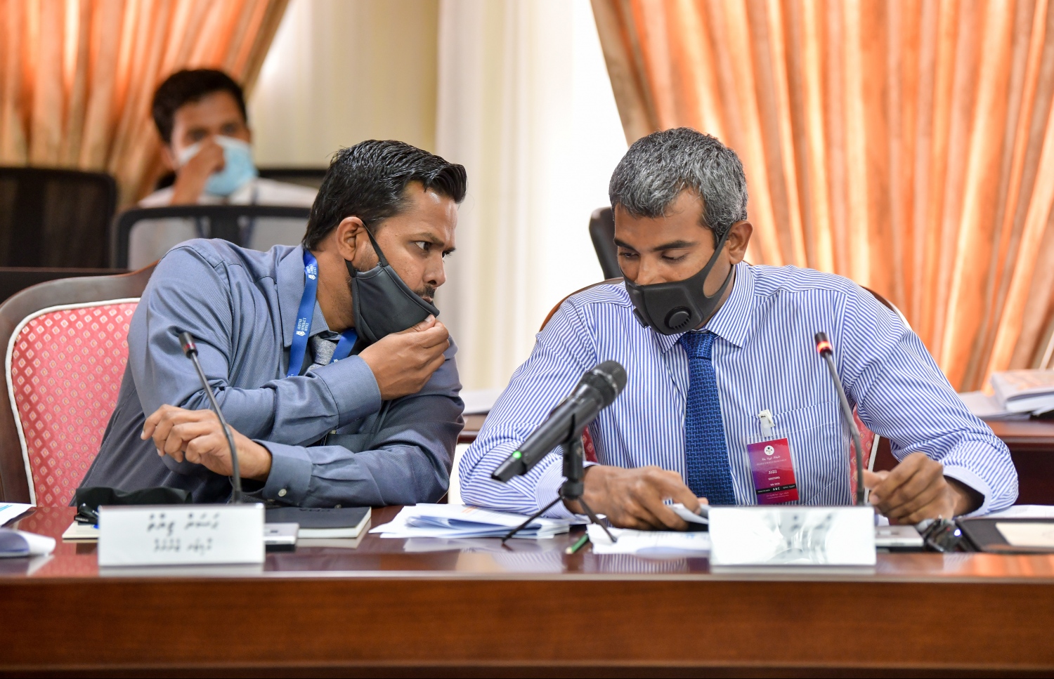 އޮޑިޓަ ޖެނެރަލް ހަސަން ޒިޔަތު (ވ) އާއި އޮޑިޓަ ޖެނެރަލްގެ އޮފީހުގެ އިސް އޮފިޝަލެއް ކަމަށް ނިޔާޒް، މާލިއްޔަތު ކޮމިޓީގެ މިއަދުގެ ބައްދަލުވުމުގައި.---ފޮޓޯ: ނިޝާން އަލީ/މިހާރު