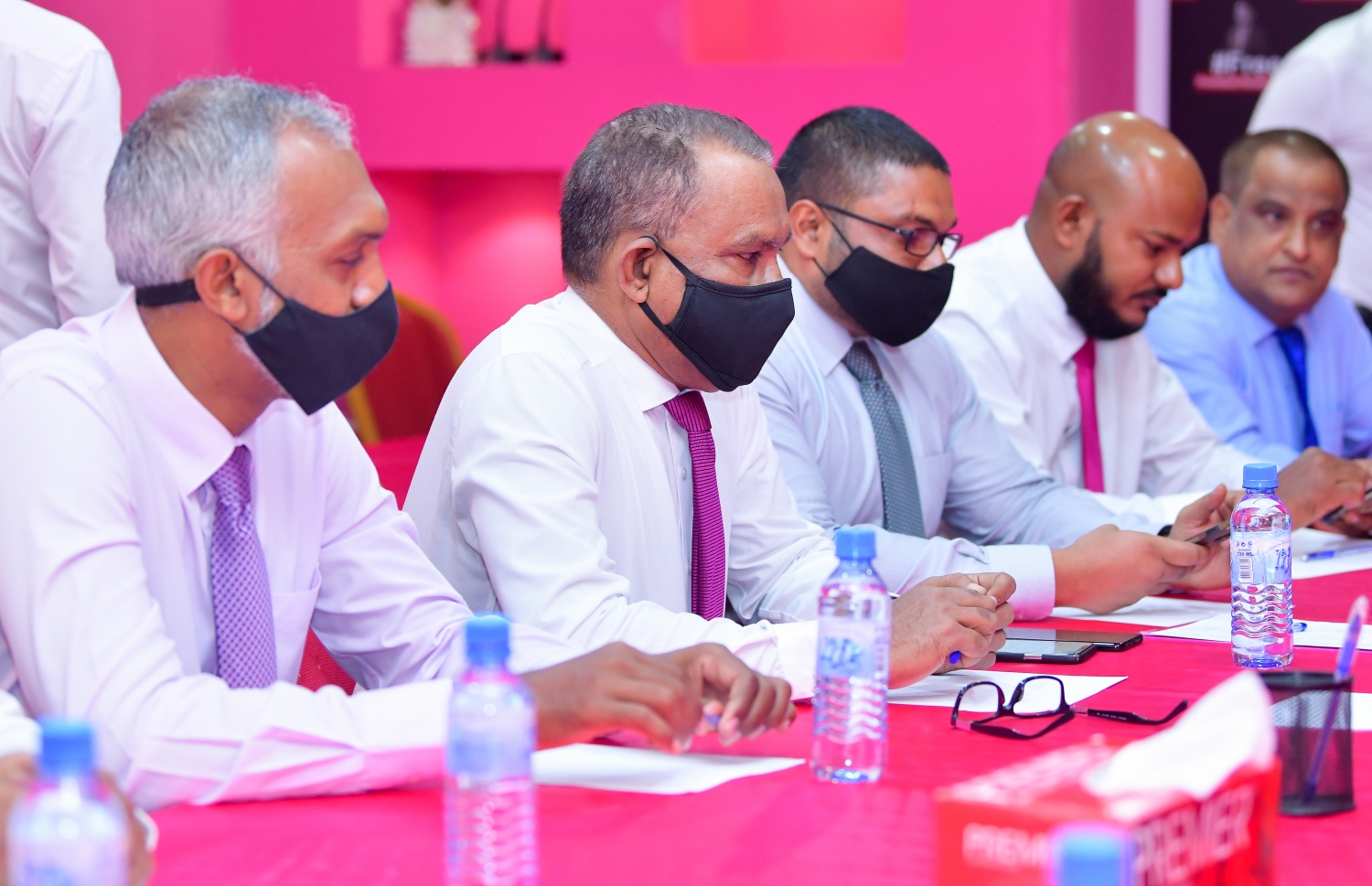 އިދިކޮޅު ކޯލިޝަނާއި ޑީއާރުޕީން މިއަދު ބޭއްވި މަޝްވަރާގައި ބައިވެރިވި، އިދިކޮޅު ކޯލިޝަންގެ ބައެއް މަންދޫބުން.---ފޮޓޯ: އަހުމަދު އަވްޝަން/މިހާރު