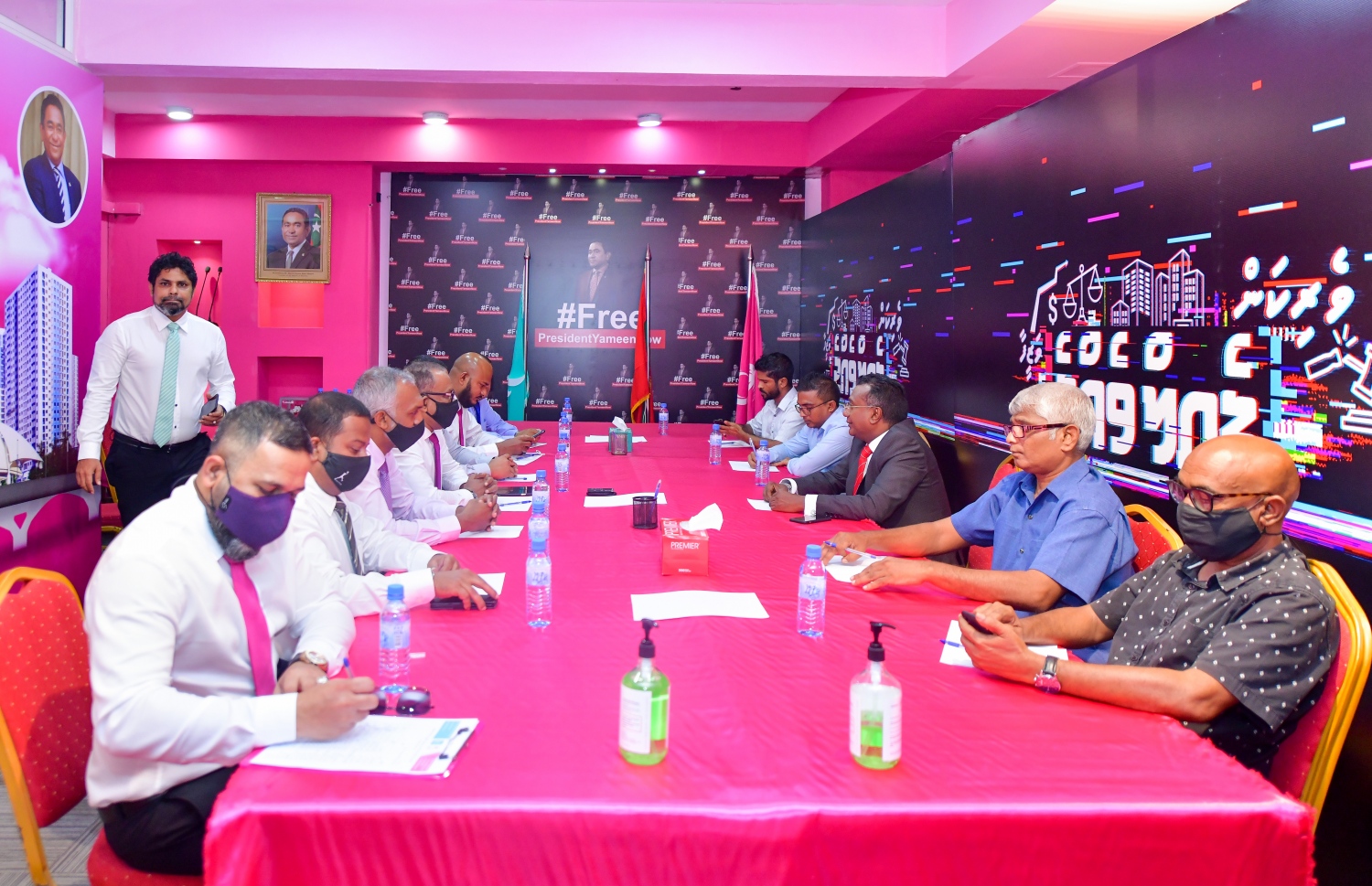 އިދިކޮޅު ކޯޯލިޝަނާ ގުޅިގެން މަސައްކަތް ކުރެއްވުމުގެ މަޝްވަރާގައި ޖާބިރާއި އެ ކޯލިޝަންގެ ބައެއް އިސްވެރިން މިދިޔަ ބުދަ ދުވަހު.---ފޮޓޯ: އަހުމަދު އަވްޝަން/މިހާރު