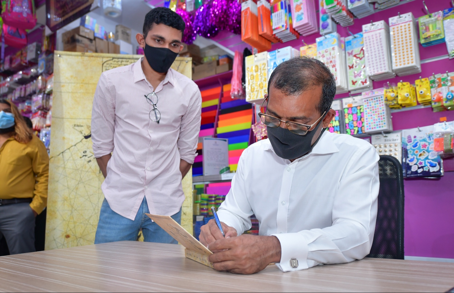 ނަޝީދުގެ "ދެ ރަދުން" ފޮތެއްގައި މިއަދު ސޮއިކުރައްވަނީ. –ފޮޓޯ: ނިޝާން އަލީ/ މިހާރު