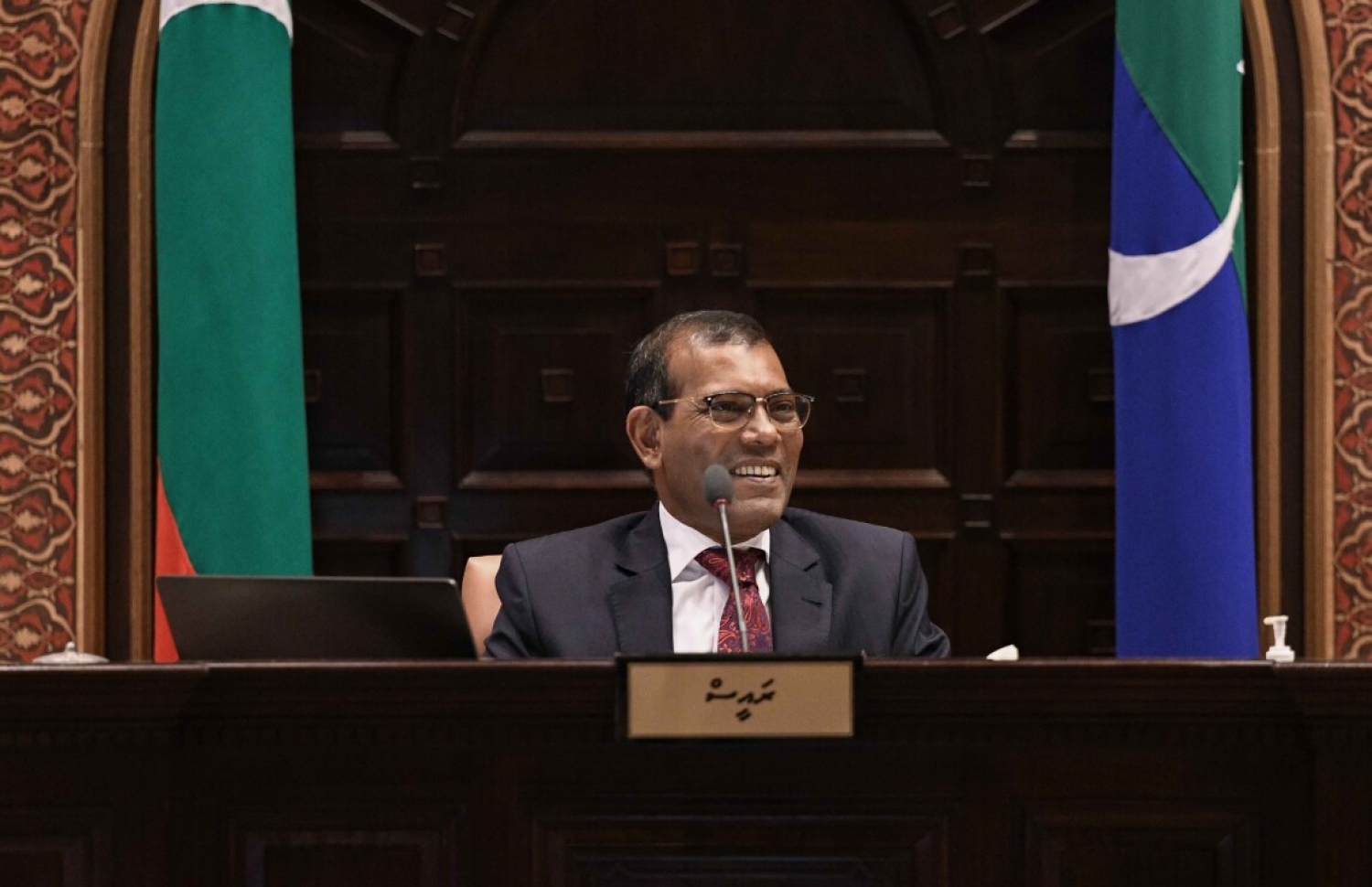 ރައްޔިތުންގެ މަޖިލީހުގެ ރައީސް މުހައްމަދު ނަޝީދު. އެމަނިކުފާނު އަބަދުވެސް ތާއީދުކުރައްވަނީ ބަރުލަމާނީ ނިޒާމަށް