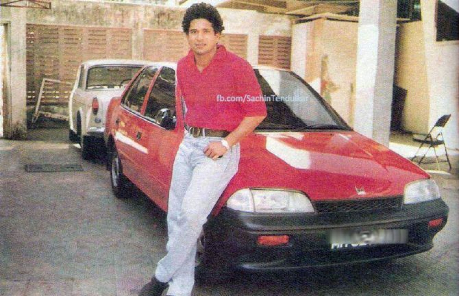 ސަޗިން މަރޫޓީ ކާރާގެ ކައިރީގައި ފޮޓޯއަކަށް ހުއްޓިގެން.