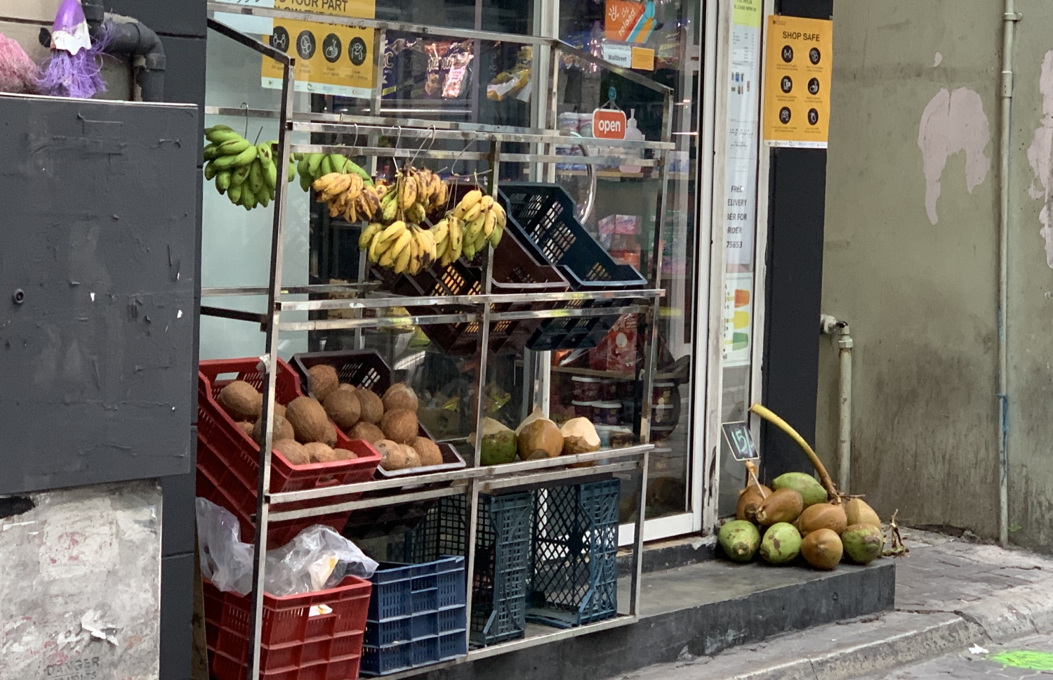 މާލޭގެ ކުޑަ ފިހާރައެއްގެ ބޭރުގައި ހިންގާ ކުޑަ ތަނެއް-- ފޮޓޯ: މިހާރު