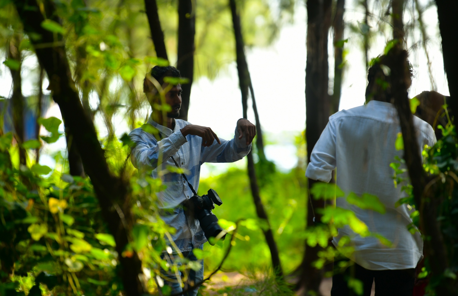 ދެ ޒުވާނެއްގެ ފޮޓޯ ނަގަން ތިބެން ޖެހޭ ގޮތް، ފޮޓޯގްރާފަރަކު ކިޔައިދެނީ