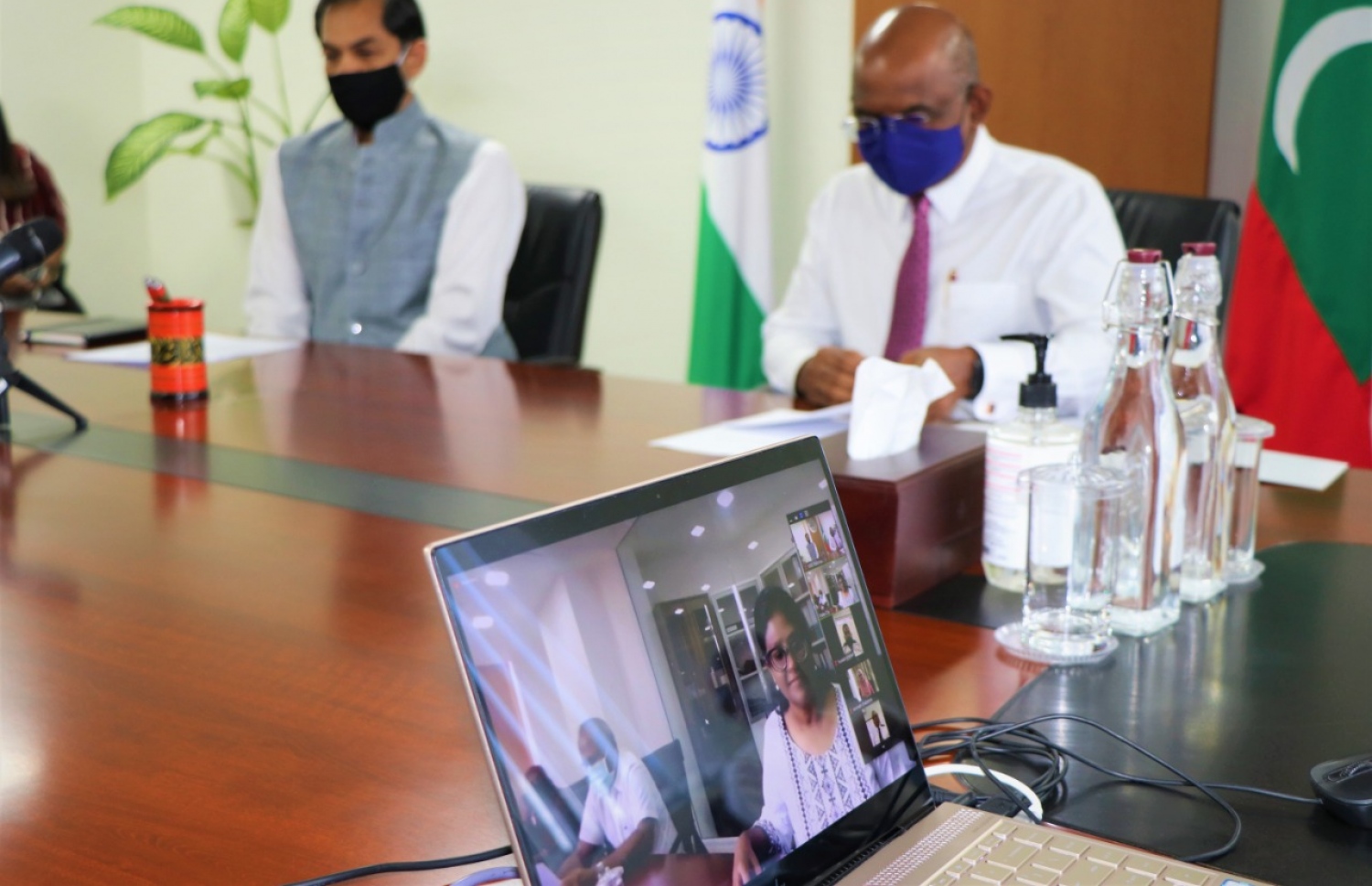 ވެހިކަލް ހަދިޔާކުރުމަށް ބޭއްވި ރަސްމިއްޔާތުގައި ސިޓީ ކައުންސިލްގެ މޭޔަރު ޝިފާ، އޮންލައިންކޮށް ބައިވެރިވެވަޑައިގަންނަވަނީ.-- ފޮޓޯ: ފޮރިން މިނިސްޓްރީ