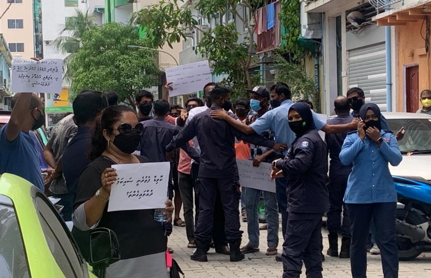 ކެފޭ/ރެސްޓޯރަންޓުތަކުގެ މީހުން އެޗްއީއޯސީ ކުރިމަތީ މިއަދު މުޒާހަރާކުރަނީ -- ފޮޓޯ: މިހާރު