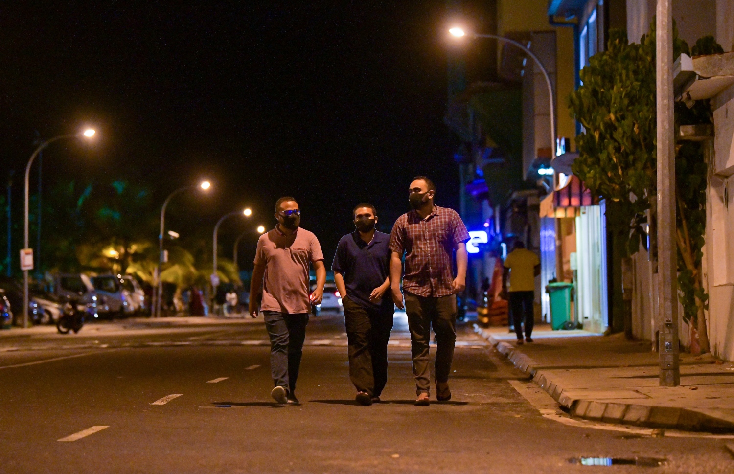 ކޮވިޑް-19 ފެތުރުން ކޮންޓްރޯލް ކުރުމަށް ގިނަ ފިޔަވަޅުތަކެއް އެޅުމަށް ފަހު މާލޭގައި ވެހިކަލް ދުއްވުން މަނާކުރި ދުވަހެއްގައި ބަޔަކު މަގުމަތީ ހިނގާލައިފައި ދަނީ.-- ފައިލް ފޮޓޯ: އަހުމަދު އަވްޝަން/ މިހާރު