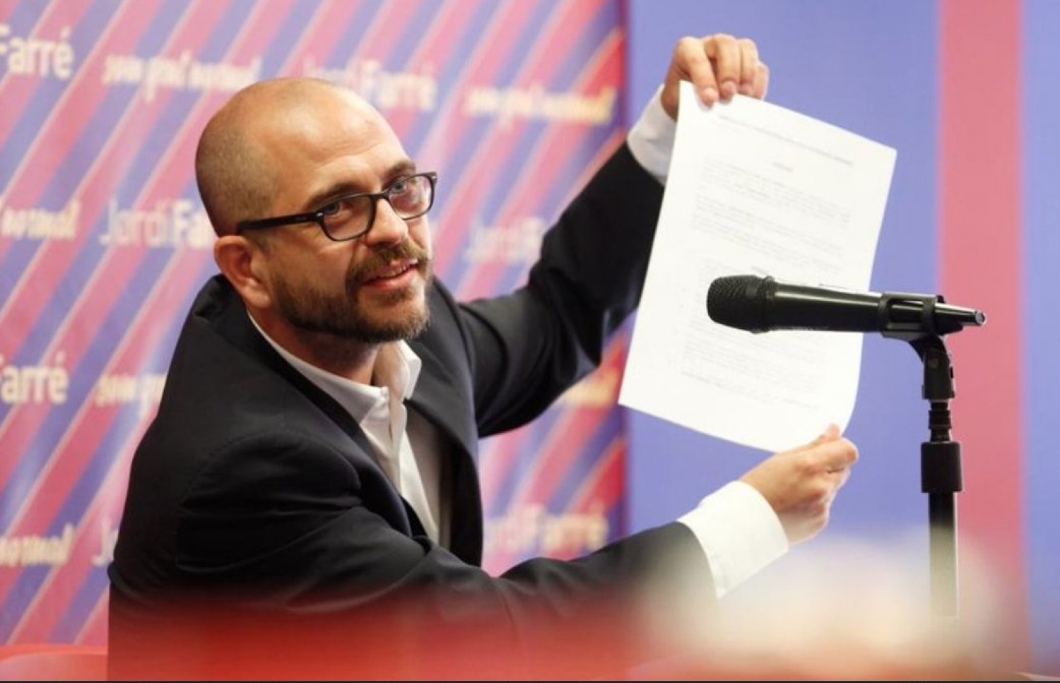 ނޫސްވެރިންގެ ބައްދަލުވުމެއްގެ ތެރެއިން ޖޯޑީ ވާހަކަ ދައްކަވަނީ. -- ފޮޓޯ: އޭއެފްޕީ