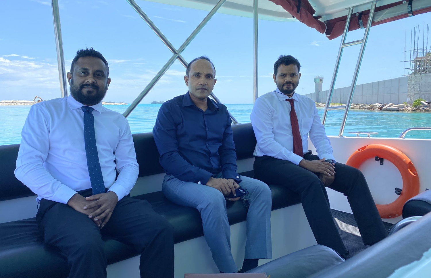 ޔާމީންއާ ބައްދަލުކުރަން މާފުށީ ޖަލަށް ދިޔަ ދެ ވަކީލުން، އަދި އެ ޓީމުގެ އިސް ވަކީލު ޑރ. ޖަމީލް މާފުށީ ފަޅުތެރޭގައި ލޯންޗުގައި.