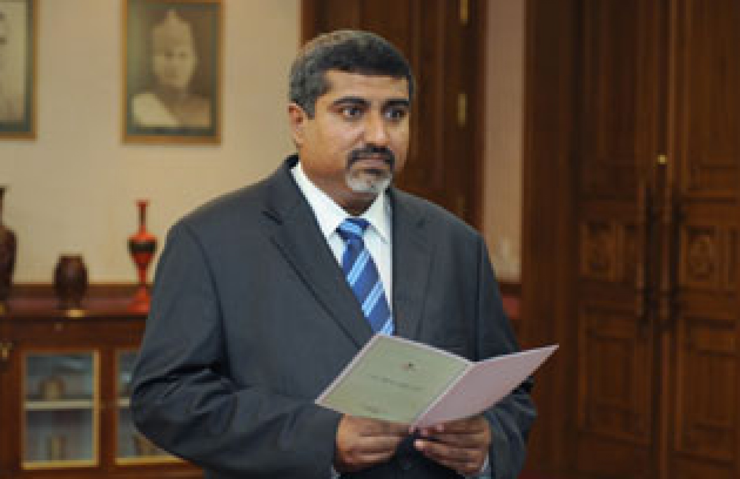 ކުރީގެ ޕީޖީ މުއިއްޒު: އޭނާ ވިދާޅުވަނީ އެސްއޯއެފަށް ދައުވާ ނުކުރަނީ ދައުލަތުގެ ކޮން މަސްލަހަތެއް ހިމާޔަތްކުރަން ކަމެއް އެނގިވަޑައިނުގަންނަވާ ކަމަށް. -- ފޮޓޯ/މިހާރު