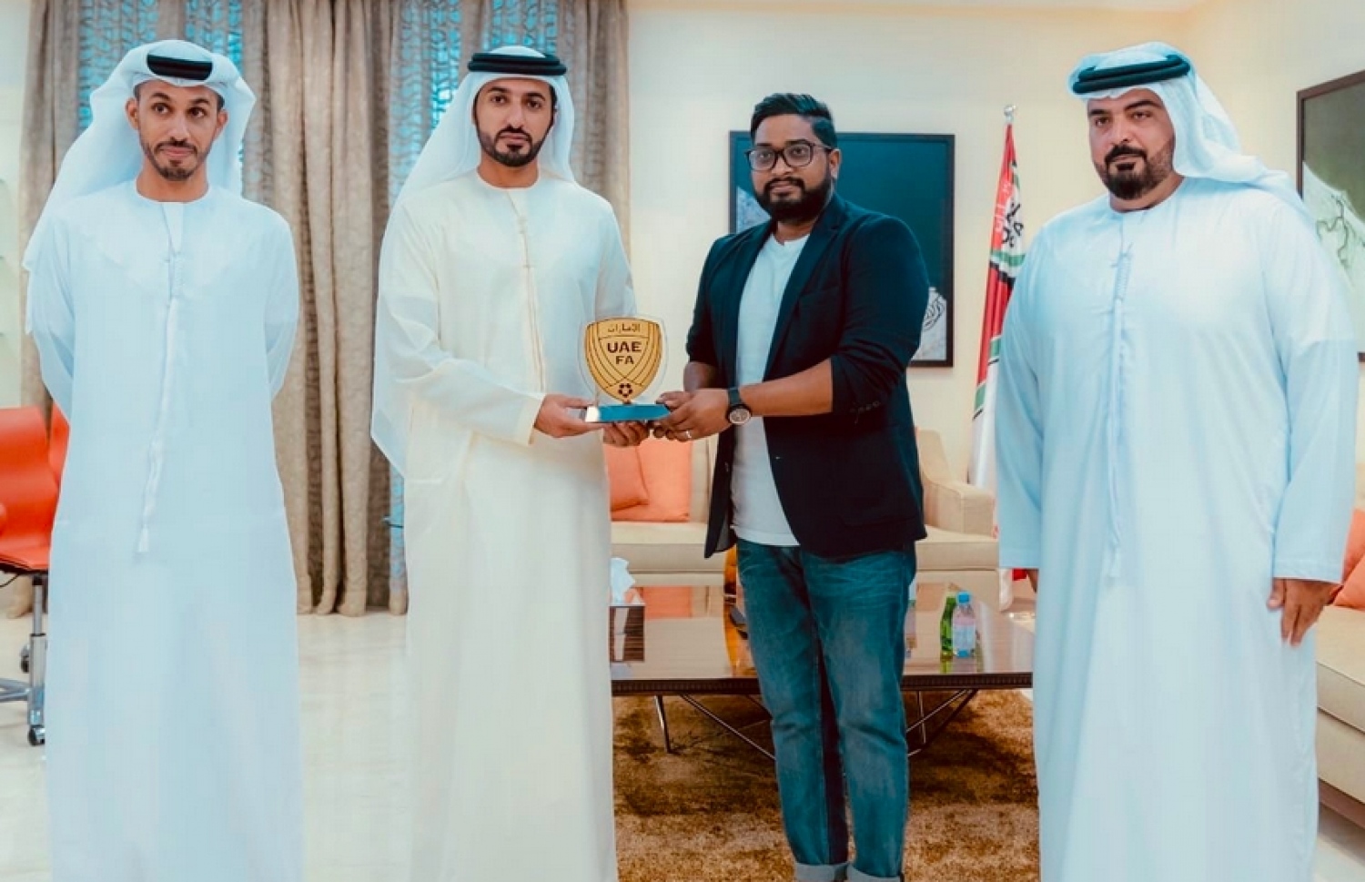 ޔޫއޭއީ އެފްއޭގެ އޮފިޝަލުންނާ އެކު ބައްސާމް (ކ.2) ބޭއްވި ބައްދަލުވުމުގެ ތެރެއިން.