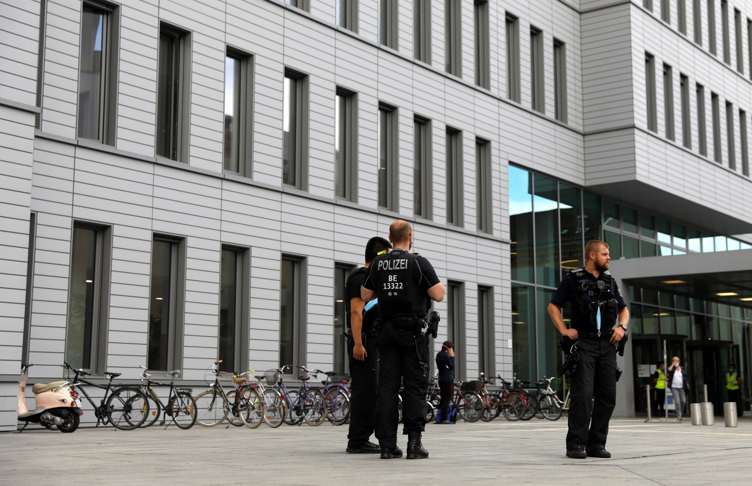 ރަޝިޔާގެ އިދިކޮޅު ލީޑަރު ނަވަލްނީ އަށް ފަރުވާ ދޭ ޖަރުމަނުގެ ހޮސްޕިޓަލްގެ ބޭރުގައި ފުލުހުން ހަރަކާތްތެރި ވަނީ. --ފޮޓޯ:އޭއެފްޕީ