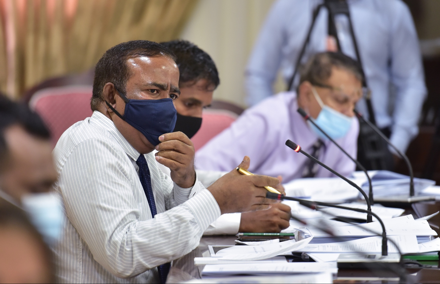 މާލިއްޔަތު ކޮމިޓީގައި ހަނިމާދޫ ދާއިރާގެ މެމްބަރު، މިނިސްޓަރު އަމީންއާ ސުވާލުކުރައްވަނީ. --ފޮޓޯ: ނިޝާން އަލީ/މިހާރު