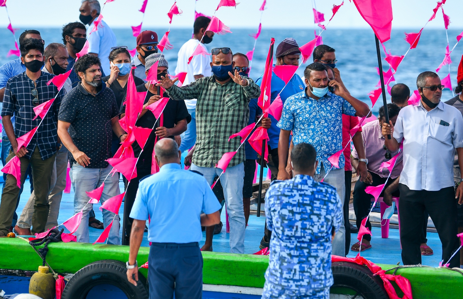 އިދިކޮޅު ފަރާތްތަކުން ކަނޑުމަތީގައި މިއަދު މުޒާހަރާކުރި ސަރަހައްދުގައި ފުލުހުން ހަރަކާތްތެރިވަނީ.-- ފޮޓޯ: އަހުމަދު އަވްޝަން/ މިހާރު