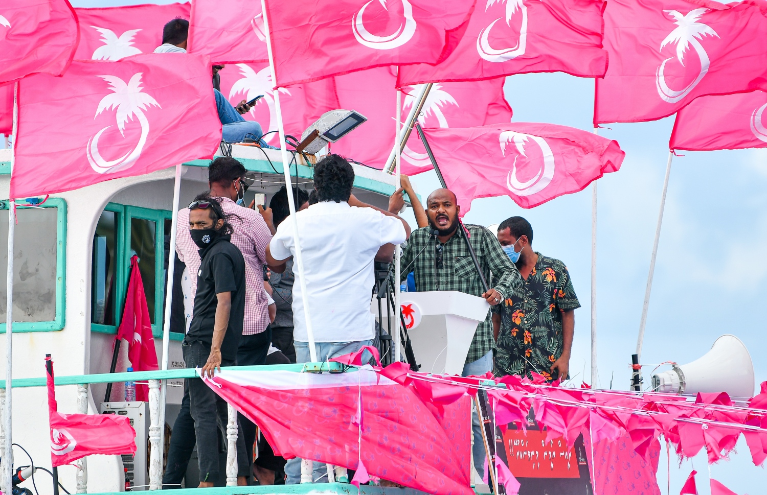 އިދިކޮޅު ފަރާތްތަކުން ކަނޑުމަތީގައި ކުރި މުޒާހަރާއެއްގައި ސުޖާއު ވާހަކަ ދައްކަނީ .-- ފޮޓޯ: އަހުމަދު އަވްޝަން/ މިހާރު