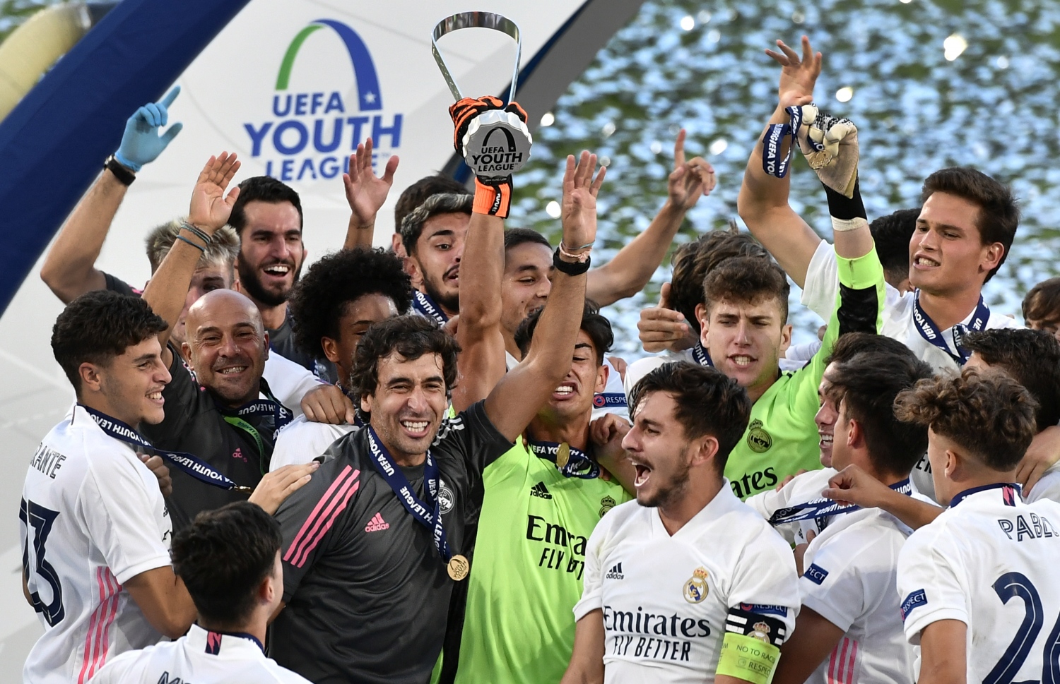 ޔުއެފާ ޔޫތު ލީގު ކާމިޔާބުކުރުމަށް ފަހު ރައުލް ރެއާލްގެ ކުޅުންތެރިންނާ އެކު އުފާފާޅުކުރަނީ. -- ފޮޓޯ: އޭއެފްޕީ