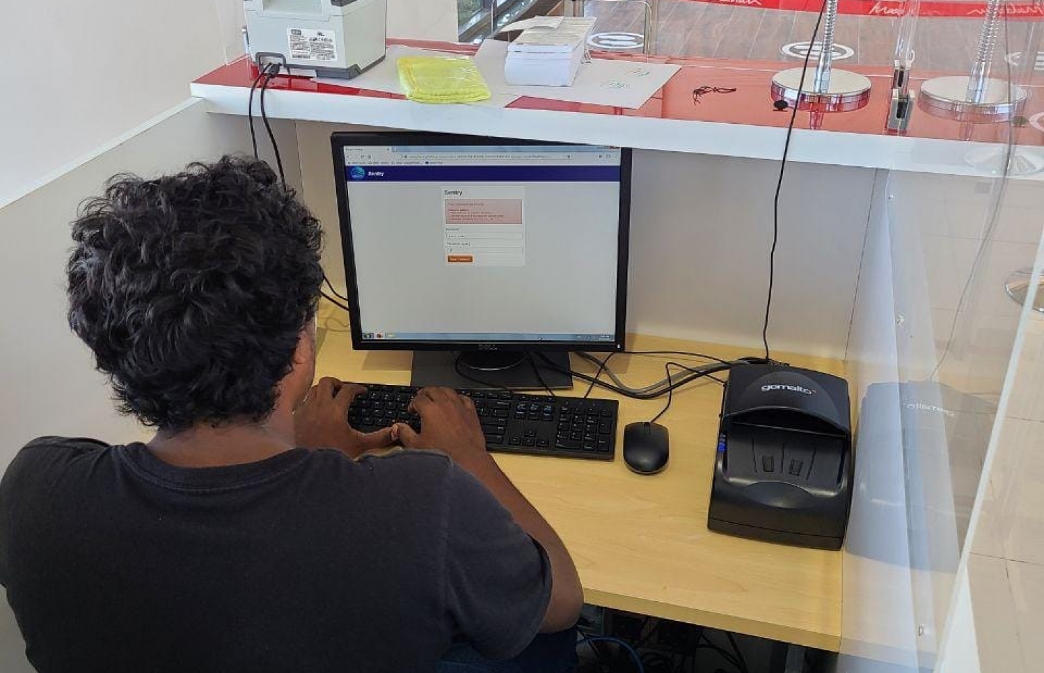 މާފަރު އިންޓަނޭޝަނަލް އެއާޕޯޓުގައި ގާއިމުކޮށްފައިވާ ބޯޑަ ކޮންޓްރޯލް ސިސްޓަމް ބޭނުންކުރަނީ -- ފޮޓޯ: ކޮމިއުނިކޭޝަން މިނިސްޓްރީ