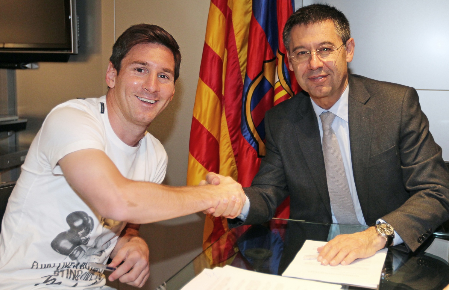 2014 ވަނަ އަހަރު މެސީ ބާސެލޯނާއާ އެކު ކޮންޓްރެކްޓް އާ ކުރުމުގެ ތެރެއިން: ރައީސް ބާޓޮމެއު (ކ) އާއި މެސީ ސަލާމްކުރަނީ. -- ފޮޓޯ: އޭއެފްޕީ ފައިލް ފޮޓޯ