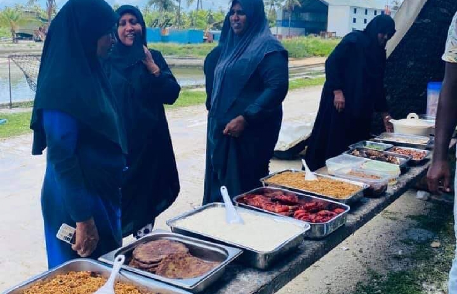 ފަރަށް އެރި ވަންދޫ ދޯނި މަރާމާތު ކުރާއިރު އެ ރަށު އަދި އެ އަތޮޅު ގުރައިދޫ އަންހެނުން ކެއުން ފޯރުކޮށްދެނީ: އެ އަތޮޅު އެހެން ރަށްރަށުގެ އަންހެނުން ވެސް، މަސައްކަތުގައި އުޅޭ މީހުންނަށް ކެއުން ގެންގޮސްދޭ