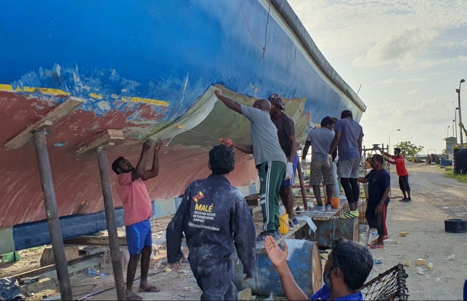 ފަރަށް އެރި ވަންދޫ ދޯނި، އެ އަތޮޅު ދިޔަމިނގިލީގައި މަރާމާތު ކުރަނީ