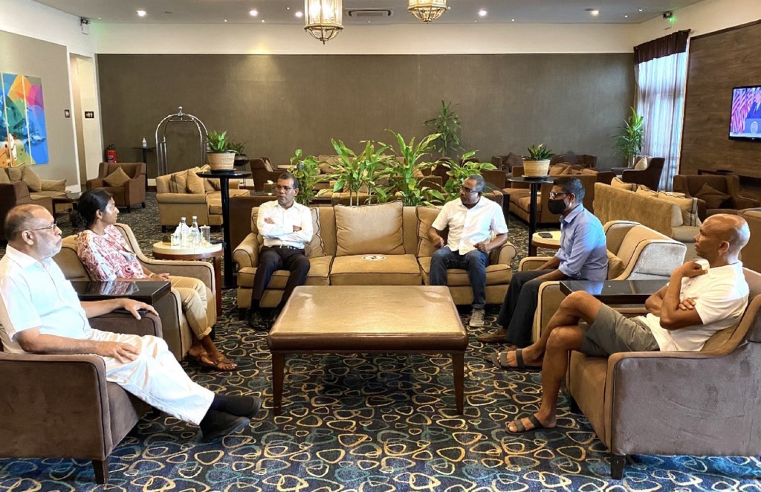 ނަޝީދާއެކު، މަޖިލީހުގެ ނައިބު ރައީސް އީވާ އާއި އެ ޕާޓީގެ ޕީޖީ ލީޑަރު އާޒިމް މާސްކު ނާޅުއްވައި މިއަދު އެއާޕޯޓުގެ ވީވީއައިޕީގައި.-- ފޮޓޯ: އެމްޑީޕީ