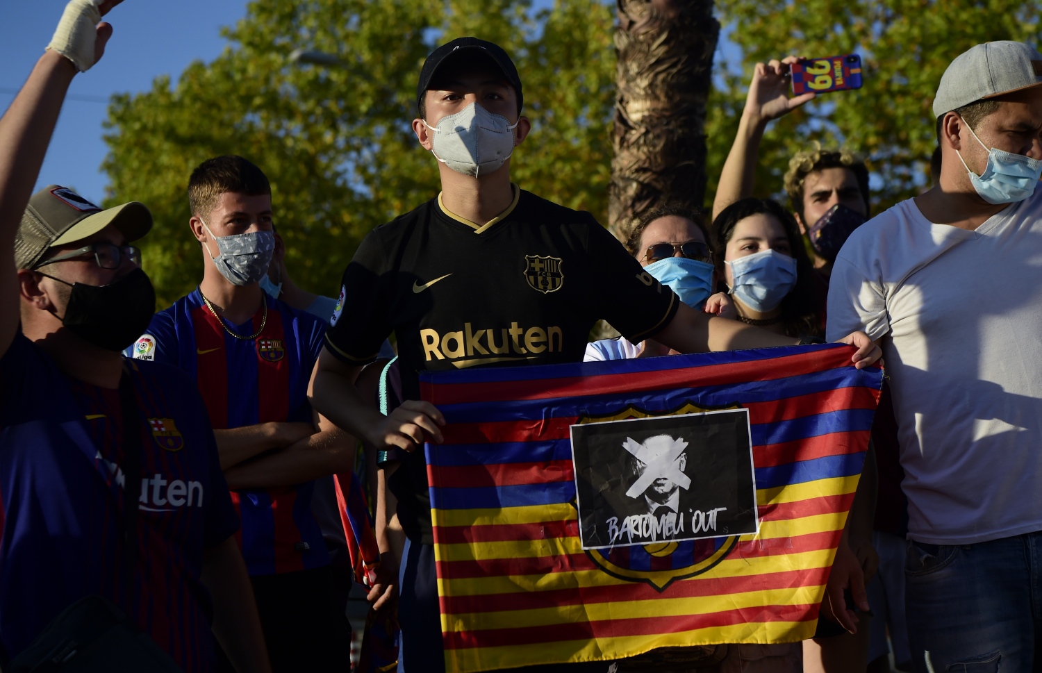 ބާސެލޯނާގައި މެސީ މަޑުކޮށް މިހާރުގެ ލީޑަޝިޕް އިސްތިއުފާ ދިނުމަށް ގޮވާލައި ކެޓަލޫނިއާގައި ގިނަ އަދަދެއްގެ ސަޕޯޓަރުން ދަނީ މުޒާހަރާކުރަމުން.-- ފޮޓޯ: އޭއެފްޕީ