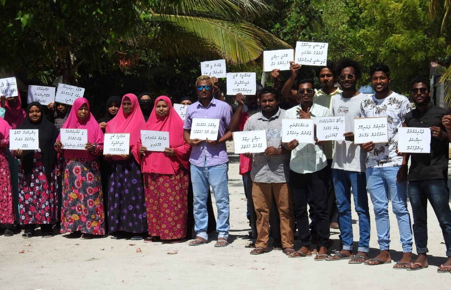 ޔާމީން ދޫކޮށްލަން ގޮވާލައި ރަށެއްގައި ބަޔަކު މުޒާހަރާކުރަނީ.-- ފޮޓޯ: ޕީޕީއެމް