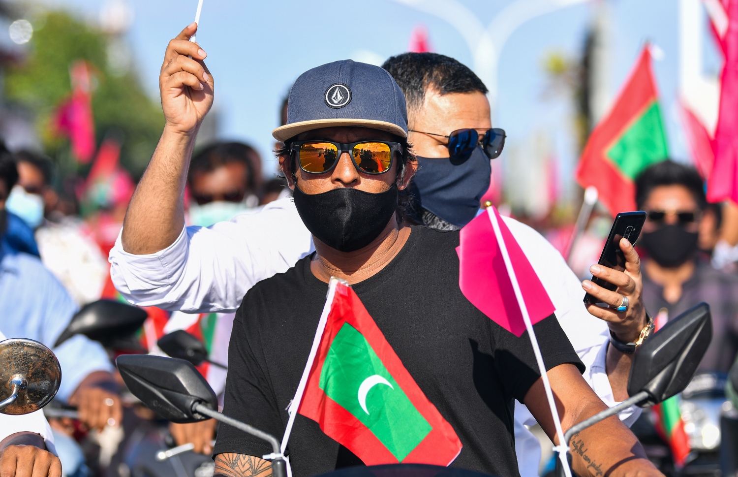 މާލެ: އޮގަސްޓް 28، 2020: ރާއްޖެ ވިއްކާލުމާއި ދެކޮޅަށް މާލޭގައި ޕީޕީއެމް/ޕީއެންސީ ކޯލިޝަނުން ޝުއޫރު ފާޅުކޮށްފައި ހުރި ބޯޑުތައް ހިފައިގެން މުޒާހަރާކުރުން.-- ފޮޓޯ: އަހުމަދު އަވްޝަން އިލްޔާސް /މިހާރު