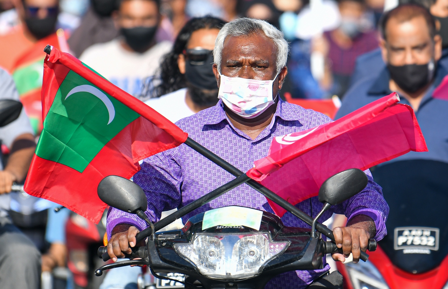 މާލެ: އޮގަސްޓް 28، 2020: ރާއްޖެ ވިއްކާލުމާއި ދެކޮޅަށް މާލޭގައި ޕީޕީއެމް/ޕީއެންސީ ކޯލިޝަނުން ޝުއޫރު ފާޅުކޮށްފައި ހުރި ބޯޑުތައް ހިފައިގެން މުޒާހަރާކުރުން.-- ފޮޓޯ: އަހުމަދު އަވްޝަން އިލްޔާސް /މިހާރު