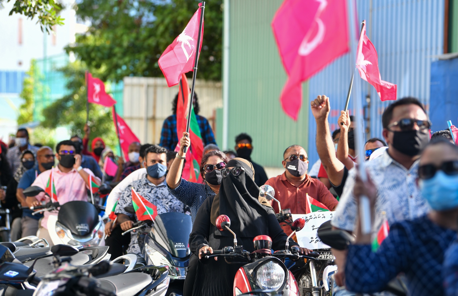 މާލެ: އޮގަސްޓް 28، 2020: ރާއްޖެ ވިއްކާލުމާއި ދެކޮޅަށް މާލޭގައި ޕީޕީއެމް/ޕީއެންސީ ކޯލިޝަނުން ޝުއޫރު ފާޅުކޮށްފައި ހުރި ބޯޑުތައް ހިފައިގެން މުޒާހަރާކުރުން.-- ފޮޓޯ: އަހުމަދު އަވްޝަން އިލްޔާސް /މިހާރު