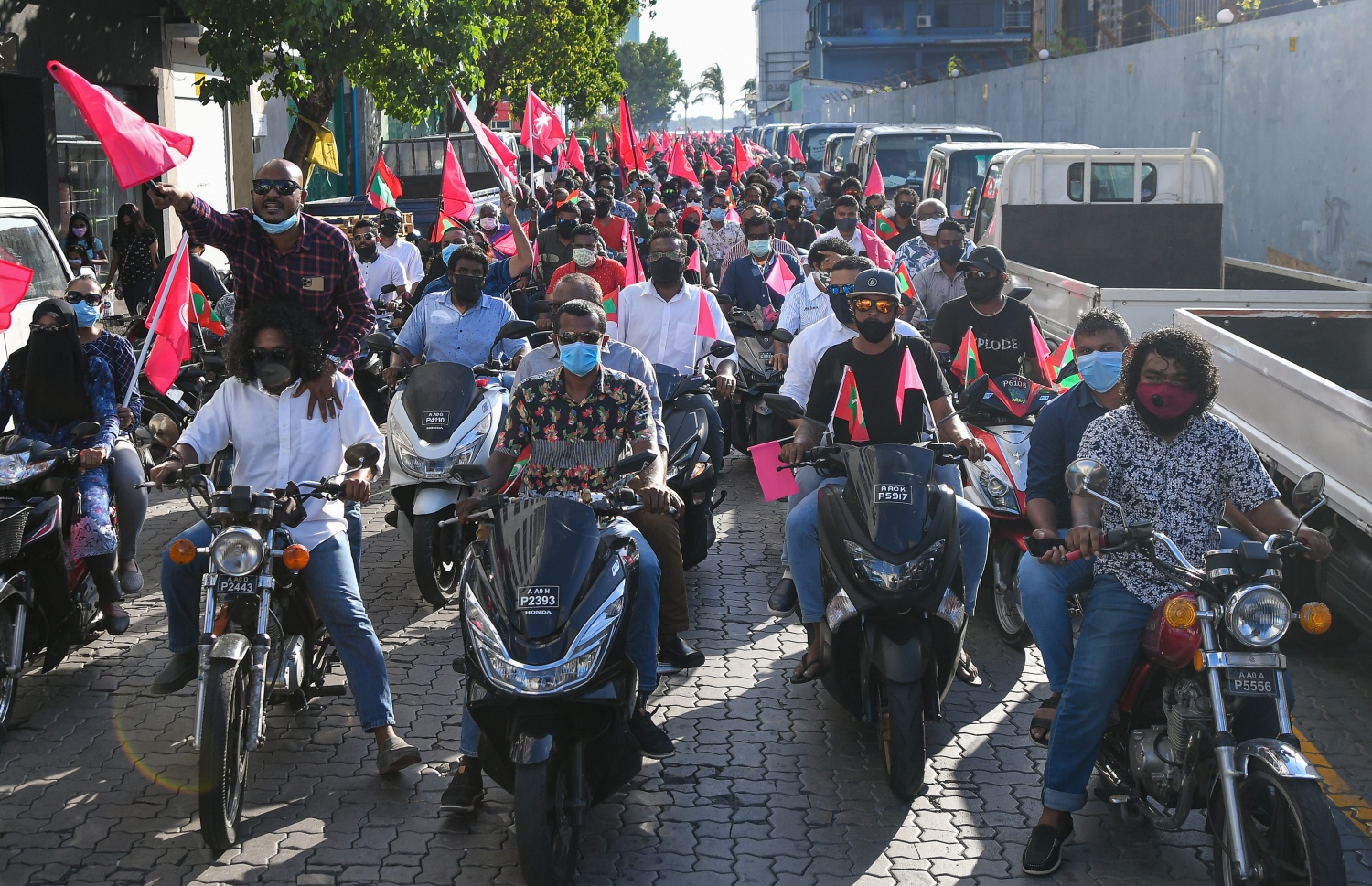 މާލެ: އޮގަސްޓް 28، 2020: ރާއްޖެ ވިއްކާލުމާއި ދެކޮޅަށް މާލޭގައި ޕީޕީއެމް/ޕީއެންސީ ކޯލިޝަނުން ޝުއޫރު ފާޅުކޮށްފައި ހުރި ބޯޑުތައް ހިފައިގެން މުޒާހަރާކުރުން.-- ފޮޓޯ: އަހުމަދު އަވްޝަން އިލްޔާސް /މިހާރު