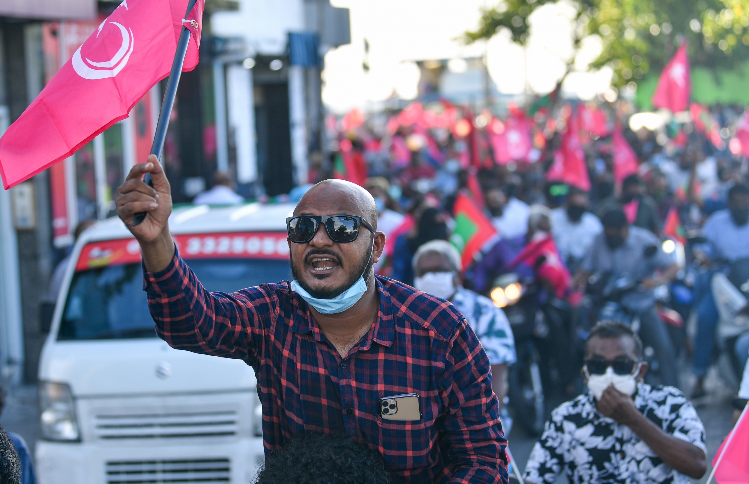 މާލެ: އޮގަސްޓް 28، 2020: ރާއްޖެ ވިއްކާލުމާއި ދެކޮޅަށް މާލޭގައި ޕީޕީއެމް/ޕީއެންސީ ކޯލިޝަނުން ޝުއޫރު ފާޅުކޮށްފައި ހުރި ބޯޑުތައް ހިފައިގެން މުޒާހަރާކުރުން.-- ފޮޓޯ: އަހުމަދު އަވްޝަން އިލްޔާސް /މިހާރު