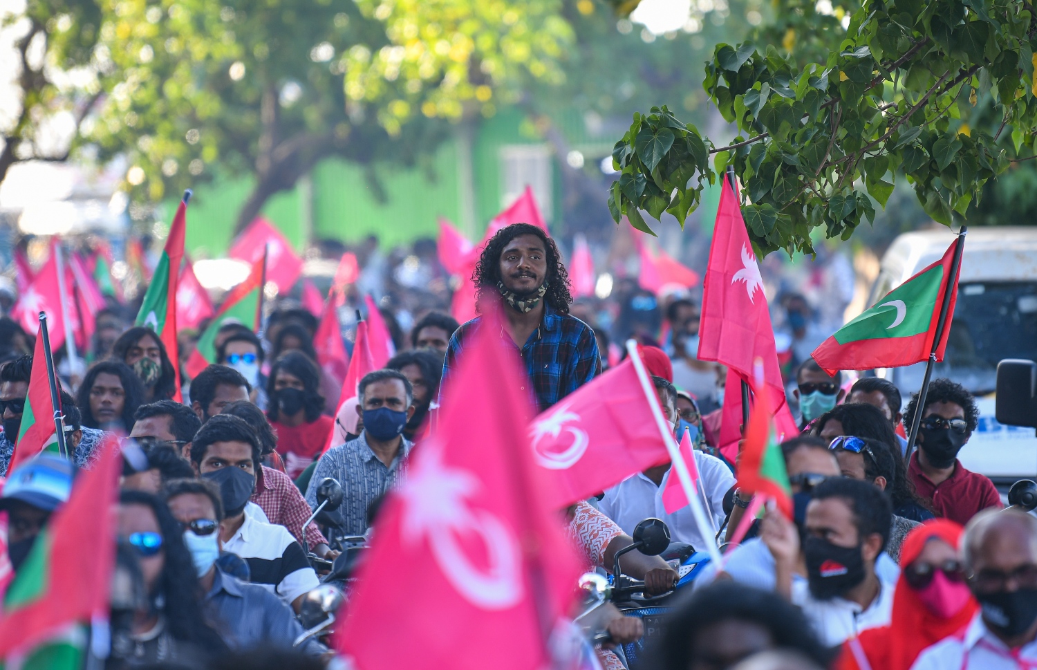 މާލެ: އޮގަސްޓް 28، 2020: ރާއްޖެ ވިއްކާލުމާއި ދެކޮޅަށް މާލޭގައި ޕީޕީއެމް/ޕީއެންސީ ކޯލިޝަނުން ޝުއޫރު ފާޅުކޮށްފައި ހުރި ބޯޑުތައް ހިފައިގެން މުޒާހަރާކުރުން.-- ފޮޓޯ: އަހުމަދު އަވްޝަން އިލްޔާސް /މިހާރު