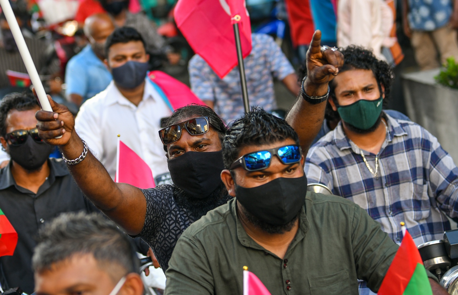 މާލެ: އޮގަސްޓް 28، 2020: ރާއްޖެ ވިއްކާލުމާއި ދެކޮޅަށް މާލޭގައި ޕީޕީއެމް/ޕީއެންސީ ކޯލިޝަނުން ޝުއޫރު ފާޅުކޮށްފައި ހުރި ބޯޑުތައް ހިފައިގެން މުޒާހަރާކުރުން.-- ފޮޓޯ: އަހުމަދު އަވްޝަން އިލްޔާސް /މިހާރު