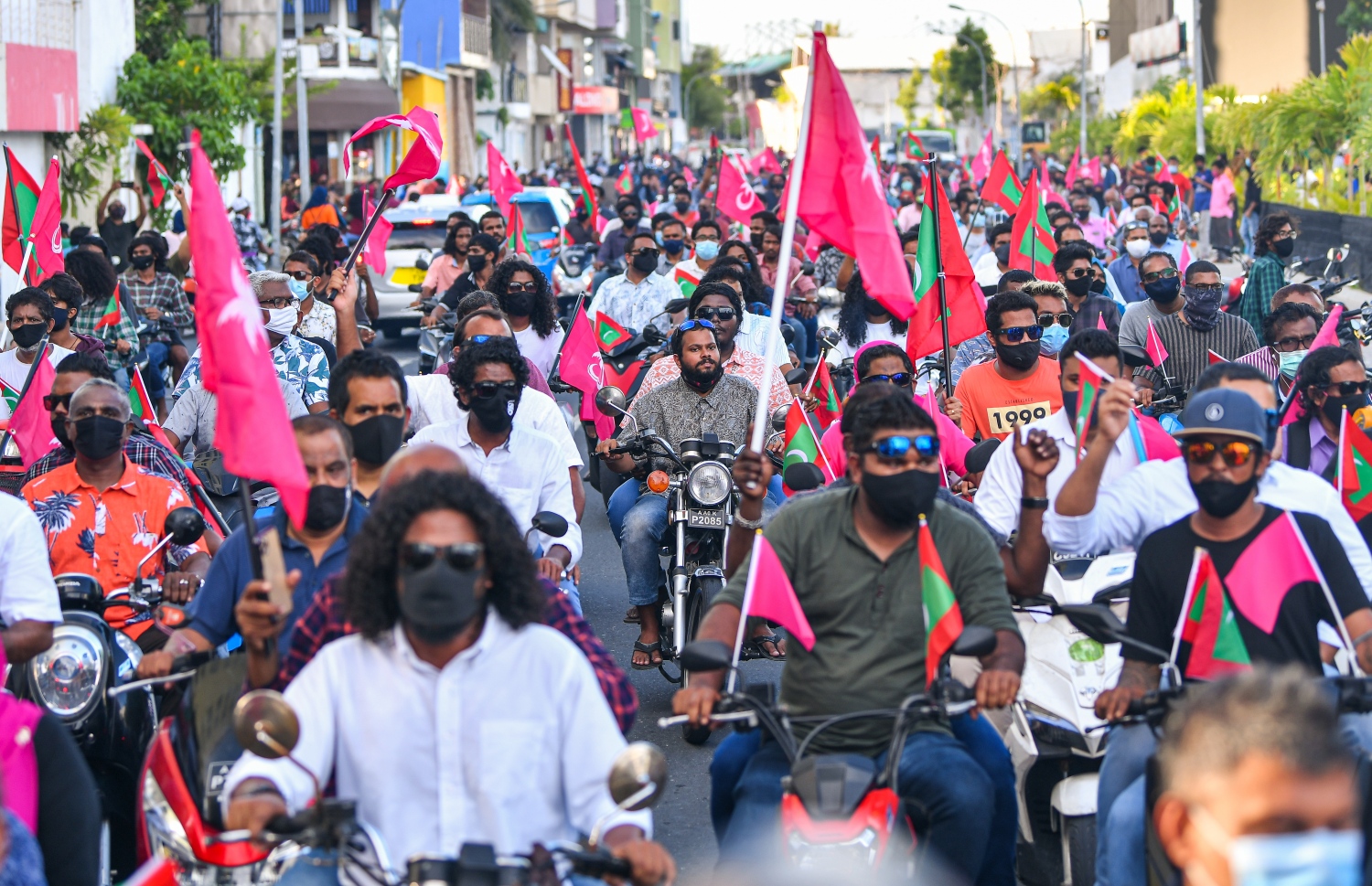 މާލެ: އޮގަސްޓް 28، 2020: ރާއްޖެ ވިއްކާލުމާއި ދެކޮޅަށް މާލޭގައި ޕީޕީއެމް/ޕީއެންސީ ކޯލިޝަނުން ޝުއޫރު ފާޅުކޮށްފައި ހުރި ބޯޑުތައް ހިފައިގެން މުޒާހަރާކުރުން.-- ފޮޓޯ: އަހުމަދު އަވްޝަން އިލްޔާސް /މިހާރު