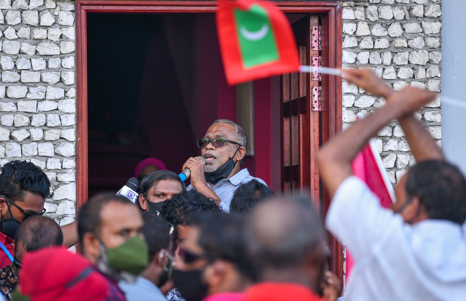 ޕީޕީއެމް އޮފީސް ކައިރީގައި ހުންނަވައި، އަބްދުއްރަހީމް އަބްދުﷲ މިއަދު ވާހަކަދައްކަވަނީ.-- ފޮޓޯ: އަހުމަދު އަވްޝަން އިލްޔާސް/ މިހާރު