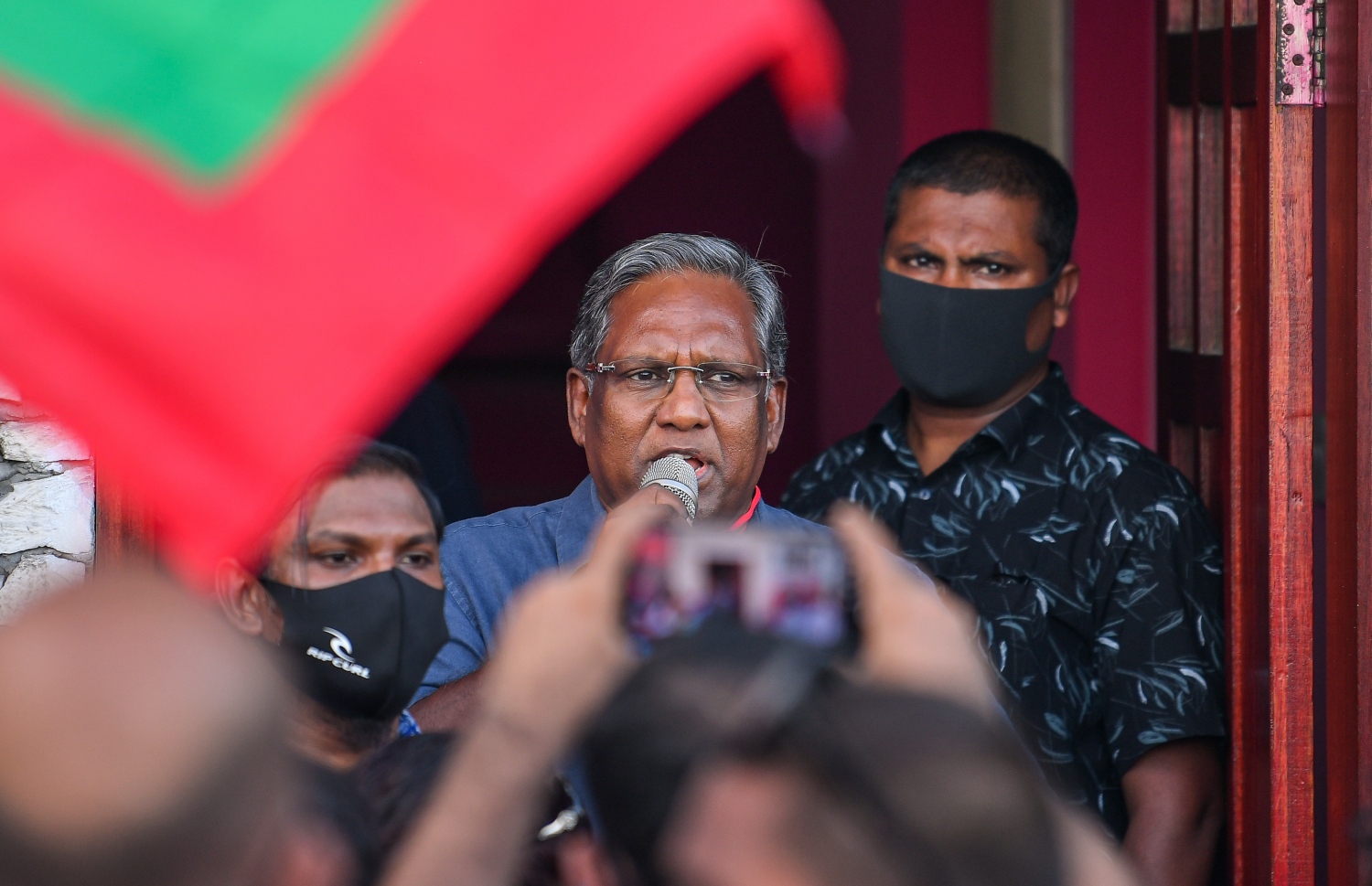 ޕީޕީއެމް އޮފީސް ކައިރީގައި ހުންނަވައި ކުރީގެ ރައީސް ޑރ. ވަހީދު ވާހަކަފުޅުދައްކަވަނީ.-- ފޮޓޯ: އަހުމަދު އަވްޝަން/ މިހާރު