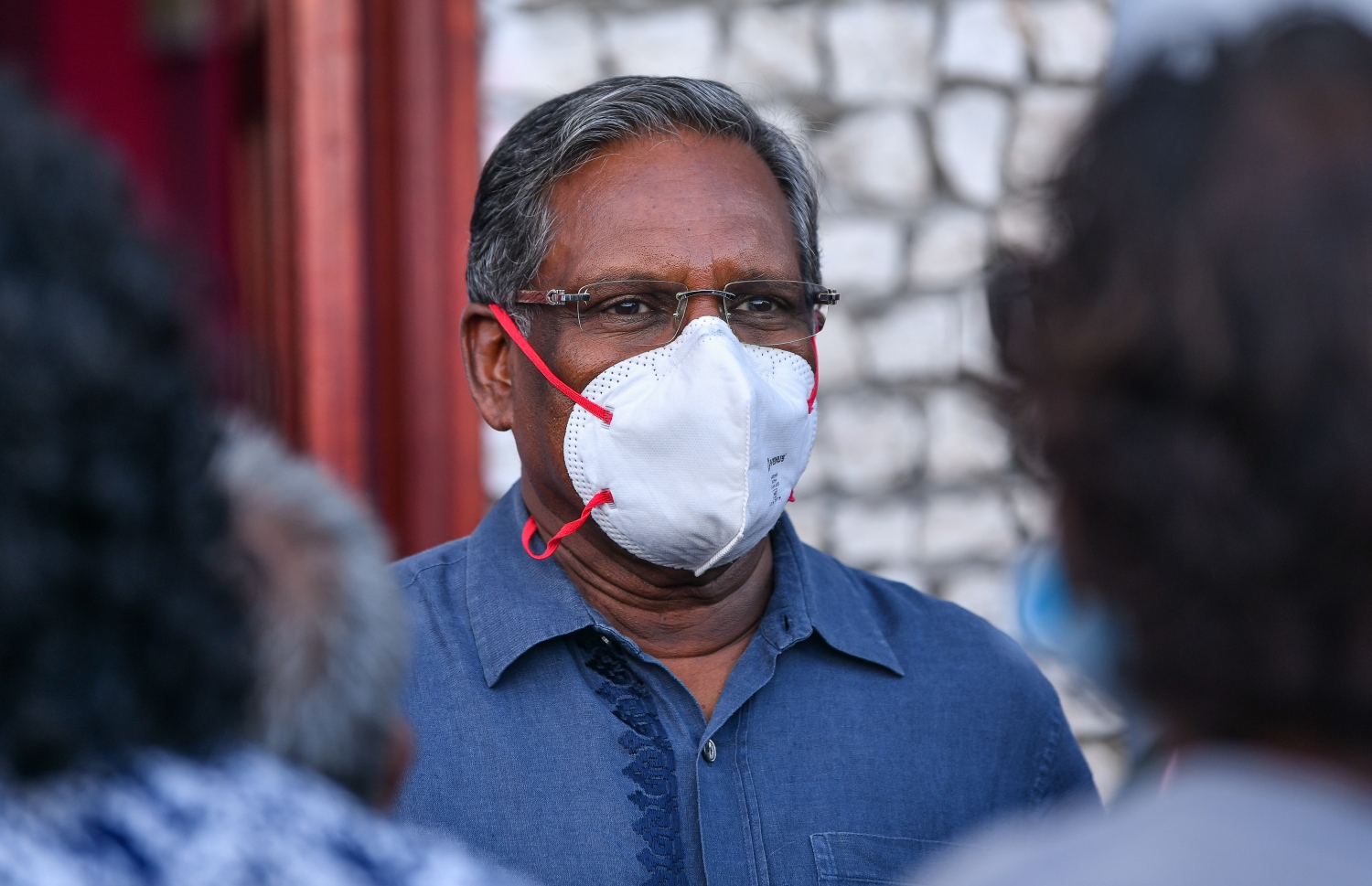 ޕީޕީއެމްގެ އޮފީސް ކުރިމަތީގައި އެއްވުން ކުރިއަށް ގެންދިޔައިރު، ވަހީދު މާސްކު އަޅުއްވައިގެން: ވަހީދު ވިދާޅުވީ، ހުކުރު ދުވަހުގައި އެއްވުމުގެ ބައިވެރިންނާ މުޚާބަތު ކުރެއްވި ގަޑި ފިޔަވައި އެހެން ވަގުތުތަކުގައި ހުންނެވީ މާސްކު އަޅުއްވައިގެން ކަމަށް---ފޮޓޯ: އަހުމަދު އަވްޝަން/މިހާރު