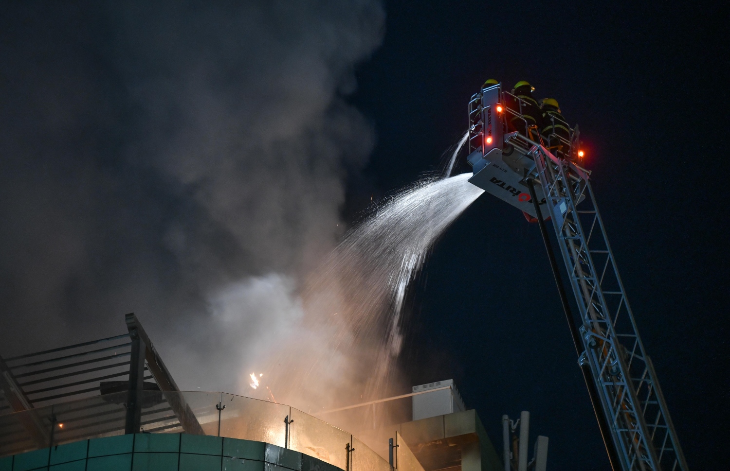 މާލެ: އޮގަސްޓް 28، 2020- ގަދަގޭ މުހައްމަދުފުޅު ބިލްޑިންގްގެ އެންމެ މަތީ ބުރީގައި ހަދާފައިވާ ޕެންޓް ހައުސްގައި ރޯވި އަލިފާންގަނޑު ނިއްވަން ފަޔާ ފައިޓަރުން ފެން ޖަހަނީ: މުޅި މި އިމާރާތް ހުރީ އިންޝުއާ ކޮށްފައި.---ފޮޓޯ: ނިޝާން އަލީ/މިހާރު