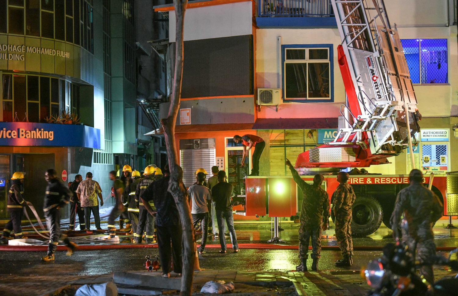 މާލެ: އޮގަސްޓް 28، 2020- ބޮޑުތަކުރުފާނު މަގުގައި ޖަލަޕީނޯ ކުރިން ހިންގި ކެފޭ މިހާރުގެ ނަމުން ނަމަ ޓިއޮލޯ ކެފޭ އާއި ގަދަގޭ މުހައްމަދުފުޅު ބިލްޑިންގްގައި ރޯވި އަލިފާންގަނޑު ނިއްވުމަށް ފަޔާ ޓީމުން ހަރަކާތްތެރިވަނީ.---ފޮޓޯ: ނިޝާން އަލީ/މިހާރު