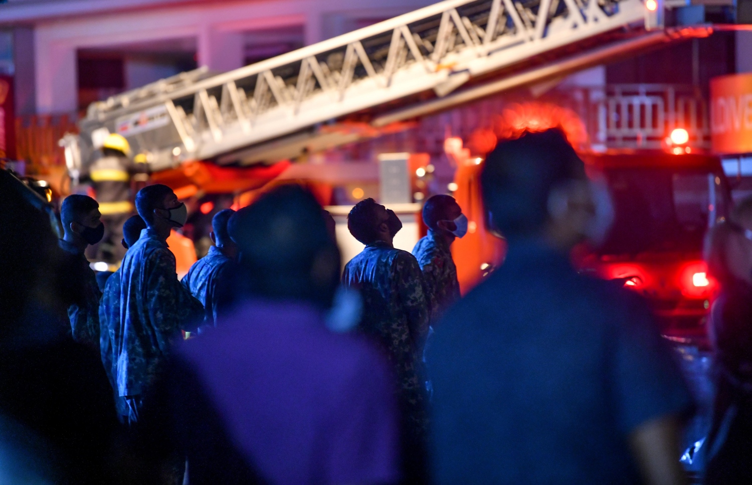 މާލެ: އޮގަސްޓް 28، 2020- ބޮޑުތަކުރުފާނު މަގުގައި ޖަލަޕީނޯ ކުރިން ހިންގި ކެފޭ މިހާރުގެ ނަމުން ނަމަ ޓިއޮލޯ ކެފޭ އާއި ގަދަގޭ މުހައްމަދުފުޅު ބިލްޑިންގްގައި ރޯވި އަލިފާންގަނޑު ނިއްވުމަށް ފަޔާ ޓީމުން ހަރަކާތްތެރިވަނީ.---ފޮޓޯ: ނިޝާން އަލީ/މިހާރު