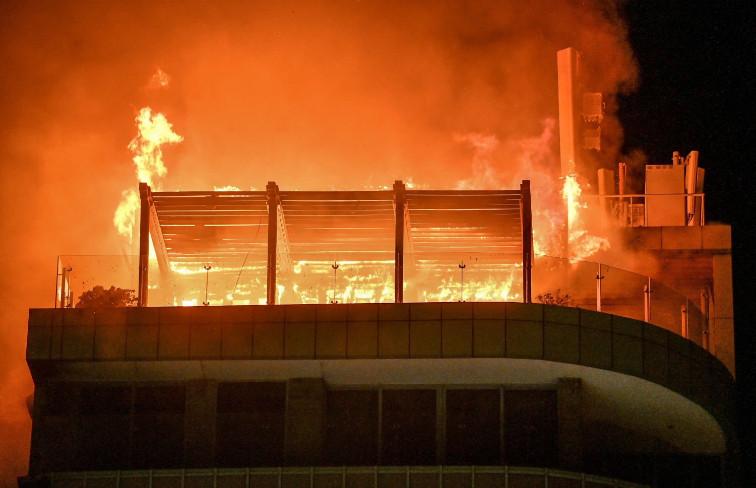 މާލެ: އޮގަސްޓް 28، 2020- ގަދަގޭ މުހައްމަދުފުޅު ބިލްޑިންގްގެ އެންމެ މަތީ ބުރީގައި ހަދާފައިވާ ޕެންޓް ހައުސްގައި ރޯވެ އަނދަނީ: މުޅި މި އިމާރާތް ހުރީ އިންޝުއާ ކޮށްފައި.---ފޮޓޯ: ނިޝާން އަލީ/މިހާރު