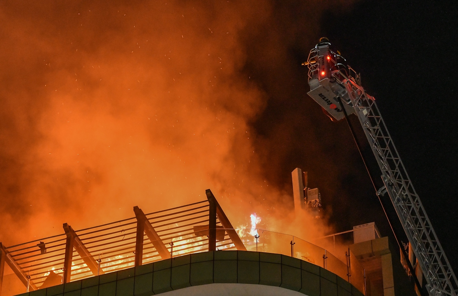 މާލެ: އޮގަސްޓް 28، 2020- ގަދަގޭ މުހައްމަދުފުޅު ބިލްޑިންގްގެ އެންމެ މަތީ ބުރީގައި ހަދާފައިވާ ޕެންޓް ހައުސްގައި ރޯވި އަލިފާންގަނޑު ނިއްވަން ފަޔާ ފައިޓަރުން ފެން ޖަހަނީ: މުޅި މި އިމާރާތް ހުރީ އިންޝުއާ ކޮށްފައި.---ފޮޓޯ: ނިޝާން އަލީ/މިހާރު