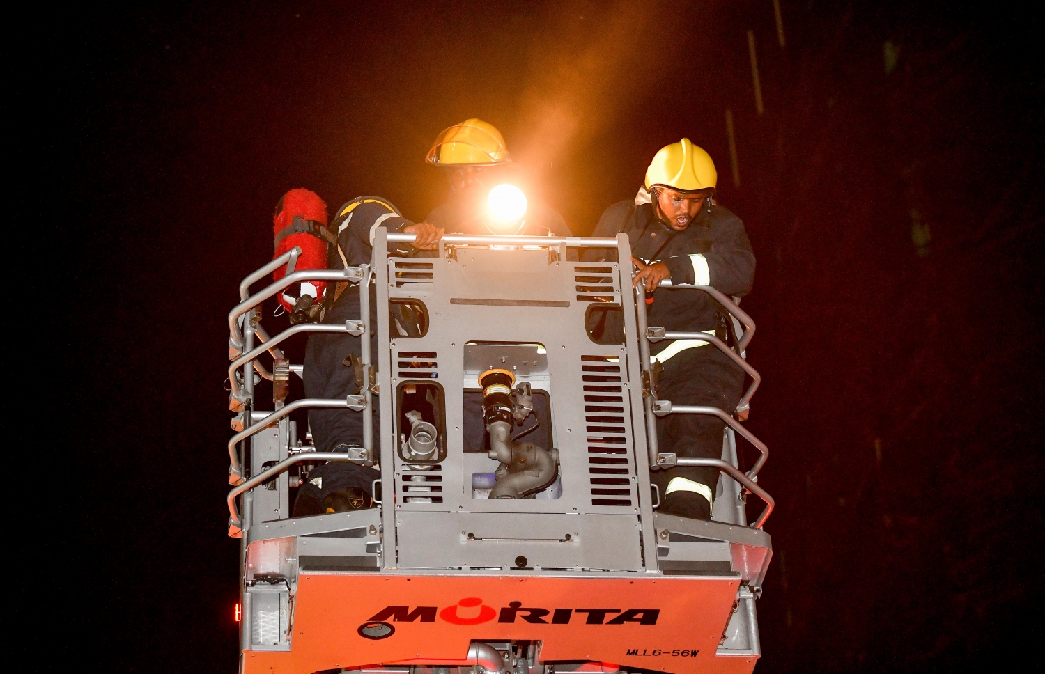 މާލެ: އޮގަސްޓް 28، 2020- ބޮޑުތަކުރުފާނު މަގުގައި ޖަލަޕީނޯ ކުރިން ހިންގި ކެފޭ މިހާރުގެ ނަމުން ނަމަ ޓިއޮލޯ ކެފޭ އާއި ގަދަގޭ މުހައްމަދުފުޅު ބިލްޑިންގްގައި ރޯވި އަލިފާންގަނޑު ނިއްވުމަށް ފަޔާ ޓީމުން ހަރަކާތްތެރިވަނީ.---ފޮޓޯ: ނިޝާން އަލީ/މިހާރު