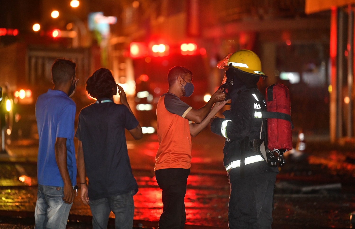 މާލެ: އޮގަސްޓް 28، 2020- ބޮޑުތަކުރުފާނު މަގުގައި ޖަލަޕީނޯ ކުރިން ހިންގި ކެފޭ މިހާރުގެ ނަމުން ނަމަ ޓިއޮލޯ ކެފޭ އާއި ގަދަގޭ މުހައްމަދުފުޅު ބިލްޑިންގްގައި ރޯވި އަލިފާންގަނޑު ނިއްވުމަށް ފަޔާ ޓީމުގެ މީހަކު ހަރަކާތްތެރިވަނީ.---ފޮޓޯ: ނިޝާން އަލީ/މިހާރު