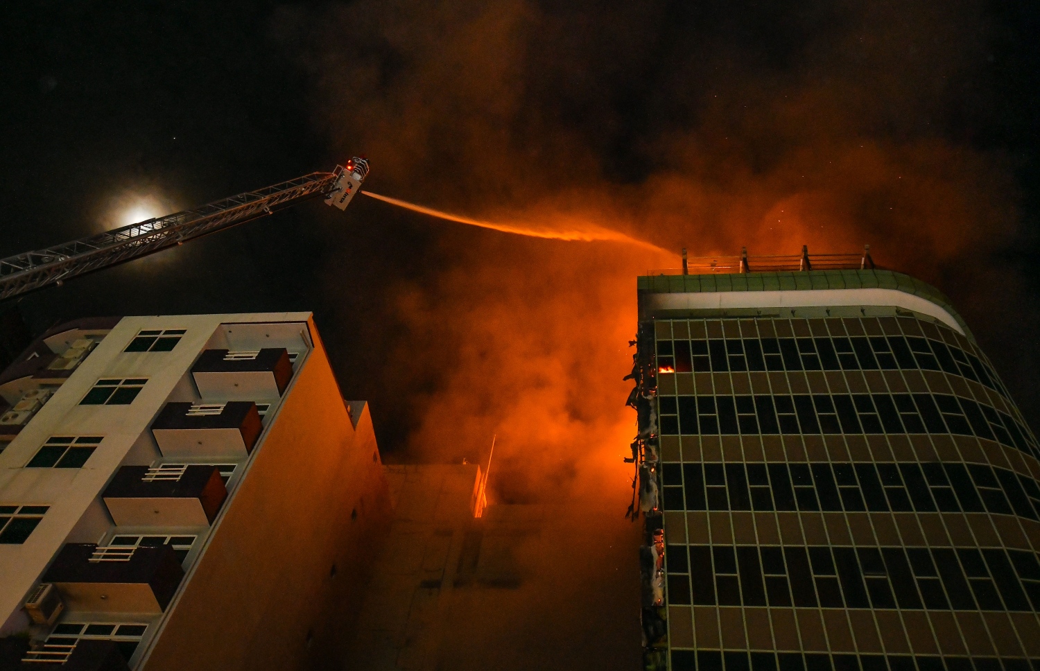 މާލެ: އޮގަސްޓް 28، 2020- ގަދަގޭ މުހައްމަދުފުޅު ބިލްޑިންގްގެ އެންމެ މަތީ ބުރީގައި ހަދާފައިވާ ޕެންޓް ހައުސްގައި ރޯވި އަލިފާންގަނޑު ނިއްވަން ފަޔާ ފައިޓަރުން ފެން ޖަހަނީ: މުޅި މި އިމާރާތް ހުރީ އިންޝުއާ ކޮށްފައި.---ފޮޓޯ: ނިޝާން އަލީ/މިހާރު